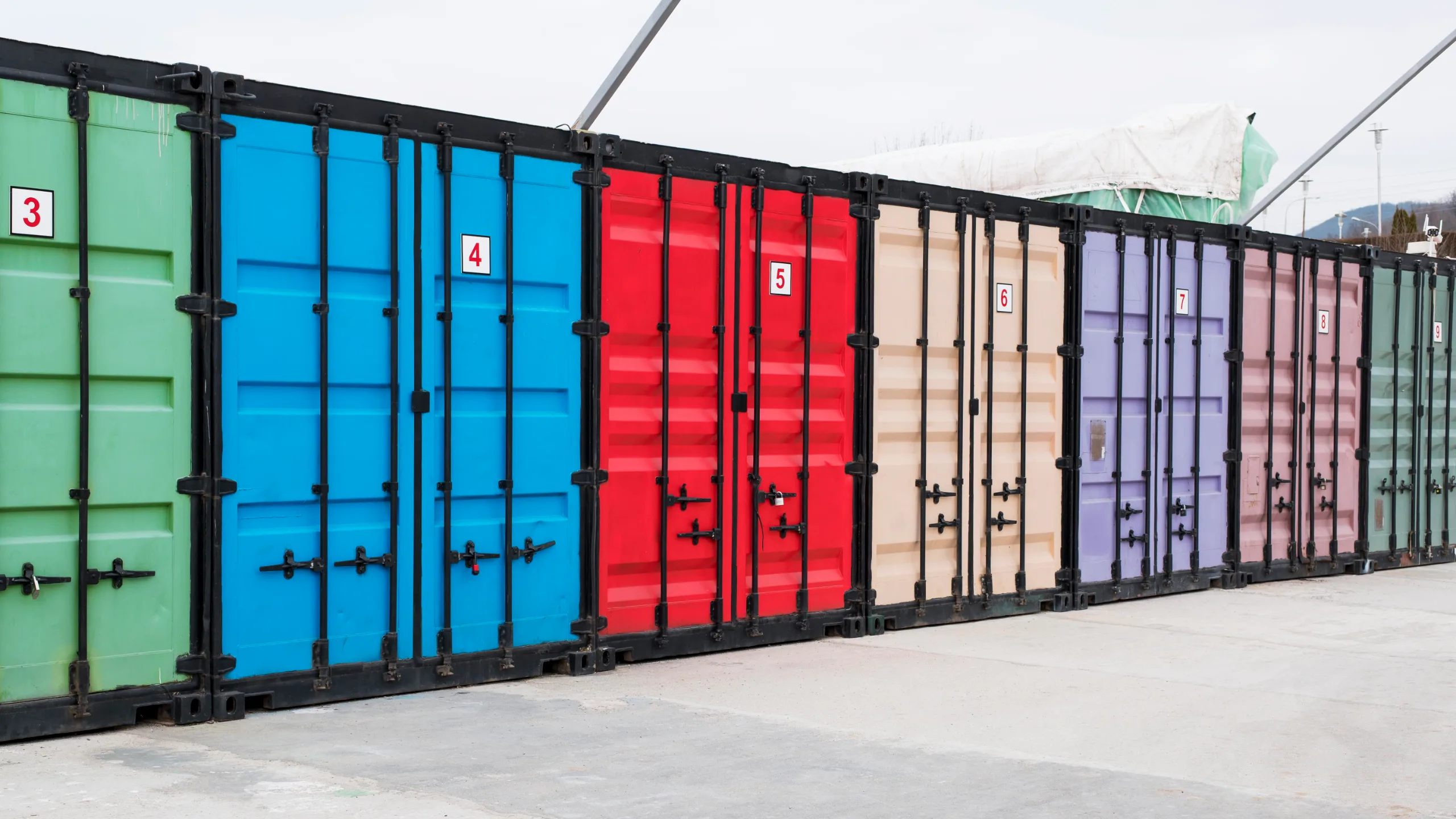 Portable storage units at a commercial service location